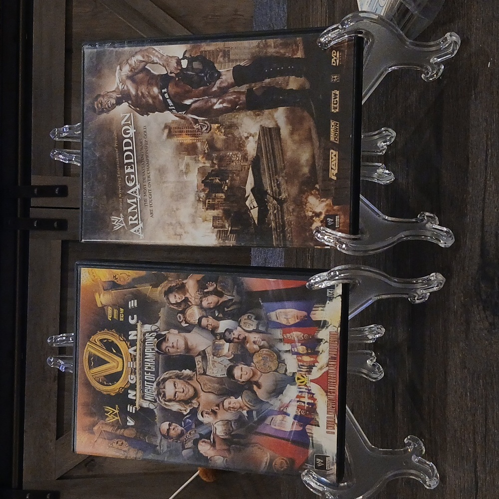2 WWE DVDS 📀 good condition working